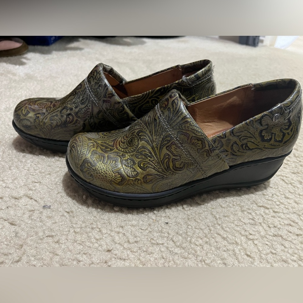 Nurture clogs, size 7, paisley print